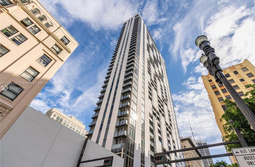 Amazing 32nd floor CORNER , Private condo, with spectacular  city views from floor to ceiling windows. 2nd bedroom is open, just add wall to create 2nd private bedroom. Building features beautiful Roof top Pool, amazing social room and excellent Gym, steam room and Sauna .Close to everything  happening in Miami and Brickell area. Washer and Dryer inside unit. Great Airbnb, property can be rented for minimum 31 days.