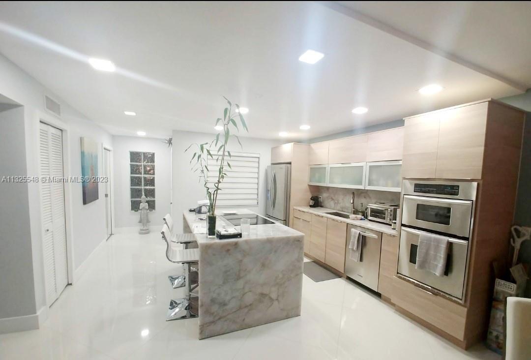 401  Lakeview Dr #101 For Sale A11325548, FL
