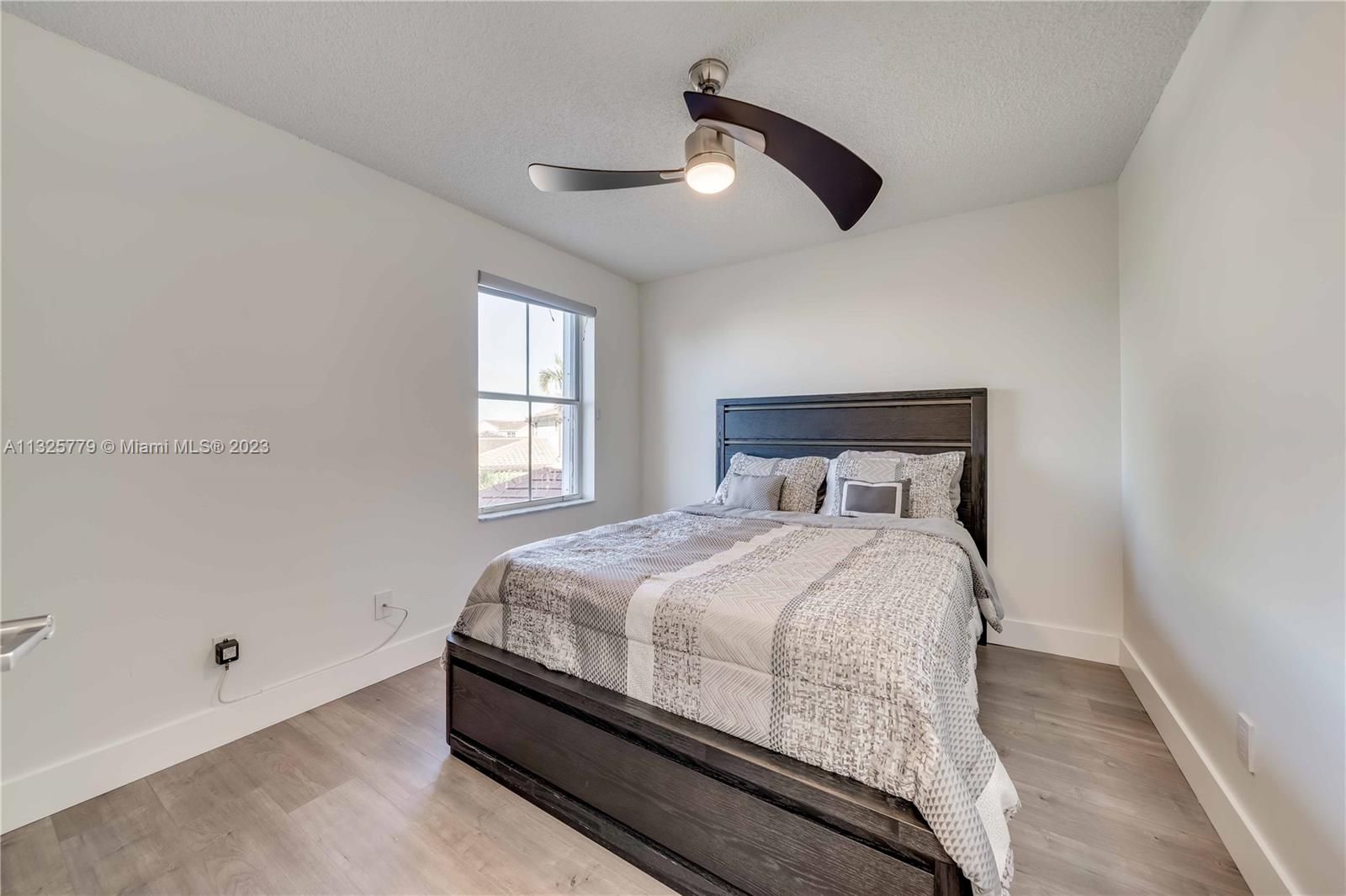 Listing Photo 12
