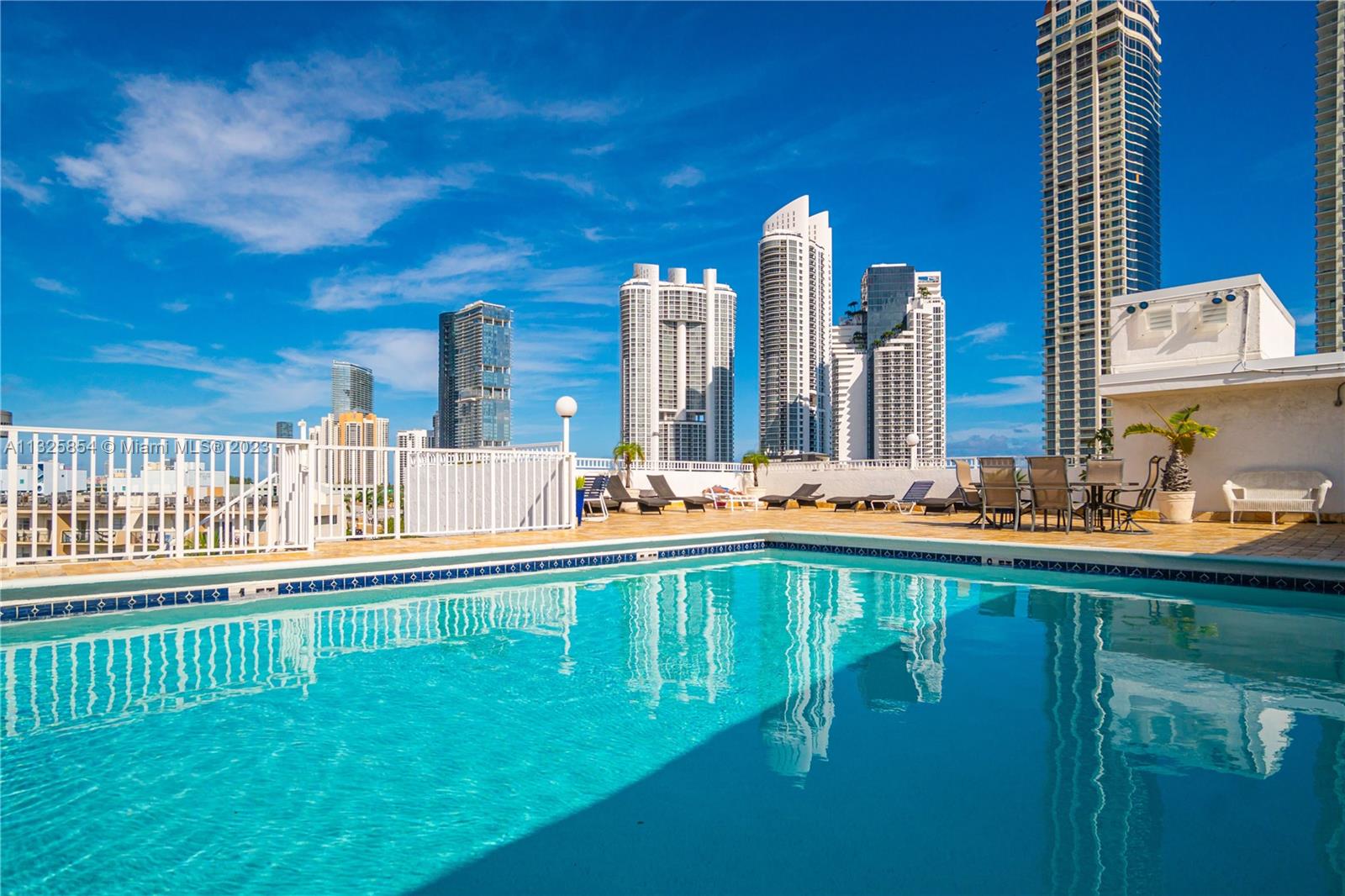 SUNROOF POOL