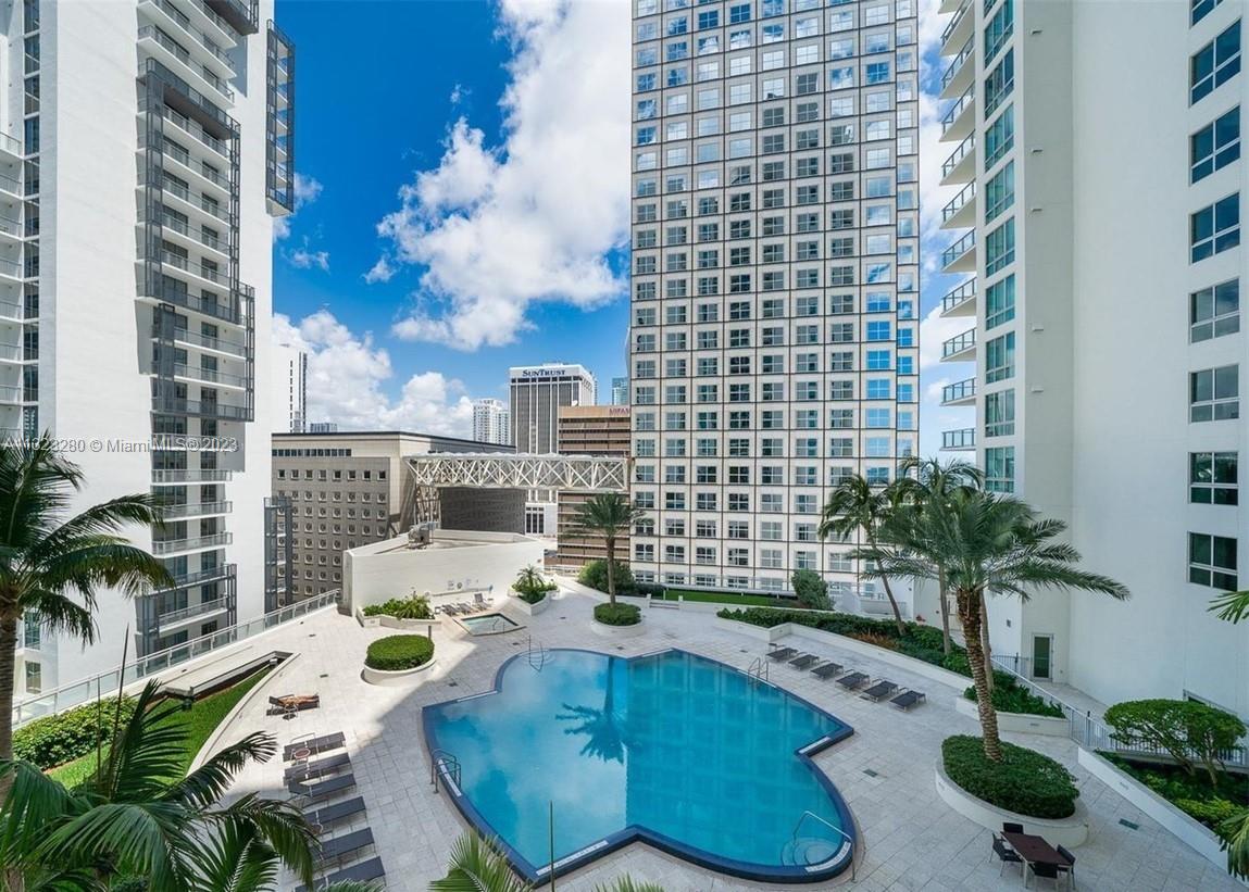 Welcome to MET 1 located in the heart of the Brickell financial district. 1 bed 1.5 bath. This building offers an unparalleled lifestyle with walking distance to Whole Foods Market, Movie Theatres, Metro mover, Bayfront park, Bayside marketplace, Novikov restaurant, and other shopping/dining/entertainment venues.