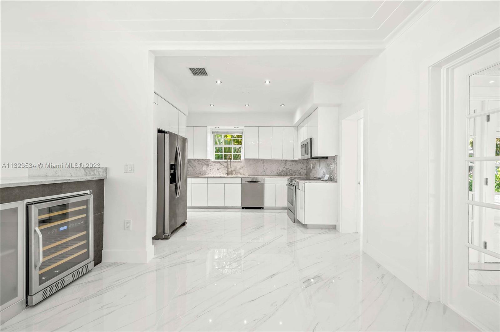 dining area looking into the​​‌​​​​‌​​‌‌​‌‌​​​‌‌​‌​‌​‌​​​‌​​ kitchen