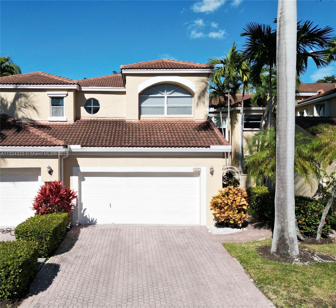 Townhouse 3 bedrooms, 2 full bathrooms + powder room, 2 story, 1550 SF, total 2060 SF, in gated community, in Aventura, 24 hour security, with vaulted ceiling and lots of natural light, upper level master bedroom, courtyard patio, 2 car garage. Close to shops, restaurants, great schools, golf course, parks, The Village at Gulfstream Park and Aventura Mall.