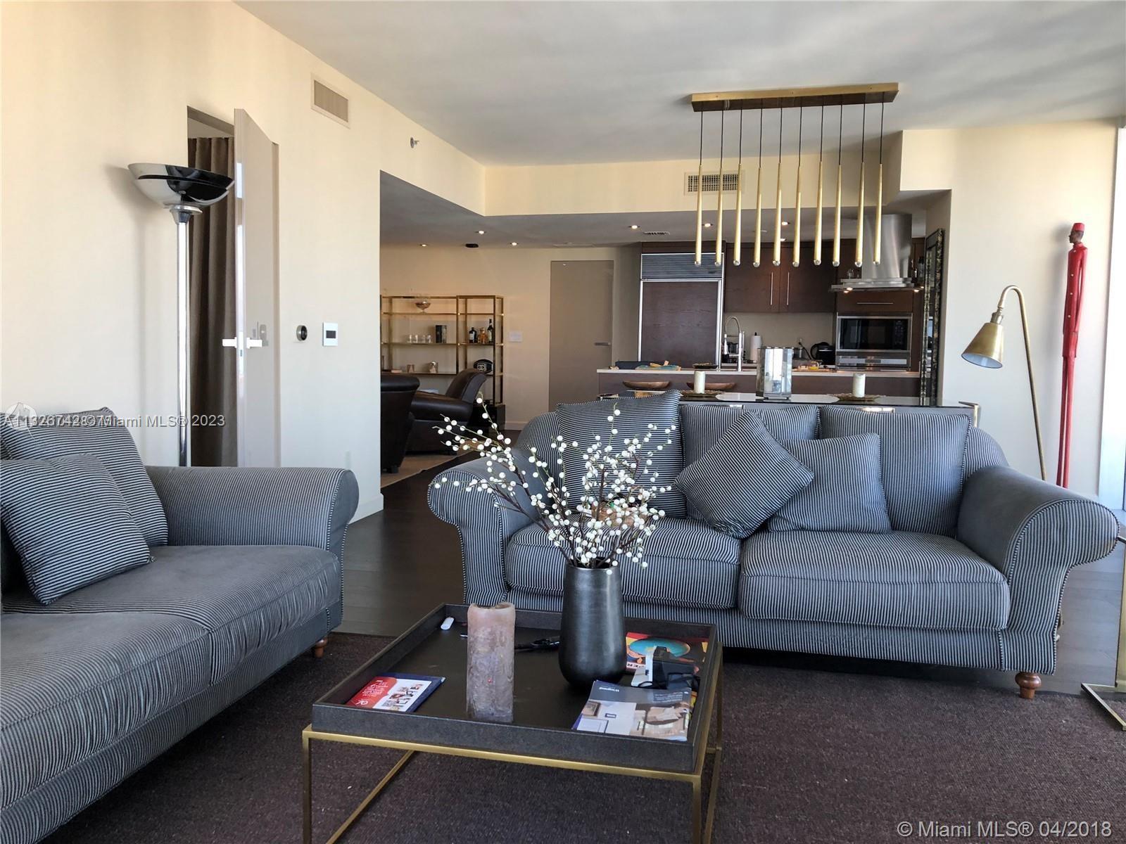 Fully furnished  2/2 plus den spacious corner unit (1654 sq/f). Unobstructed panoramic water  and city view. Marble floor Subzero appliances,lot of amenities : gym,spa,billiard room, Olympic size swimming pool .
Tenant occupied until Nov.  24 hours notice for showing not on week end