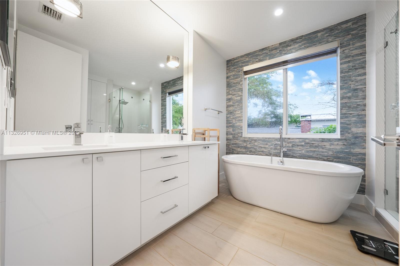 Owners Ensuite Bathroom | Dual Sinks | Roman Tun | Glass Enclosed Shower and Private Toilet