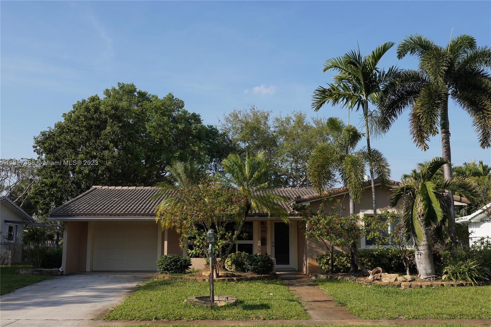 Photo 2 of 4205 Mckinley St in Hollywood - MLS A11327468
