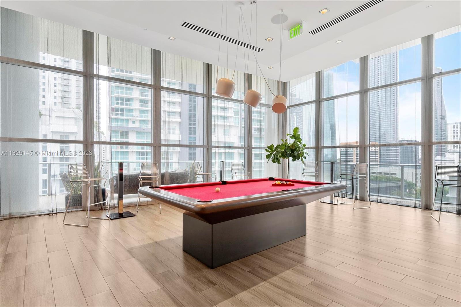 Beautiful and modern 1 Bedroom, 1 Baht, 1 parking space (Valet Parking), centrally located in the heart of financial. Close to the Brickell City Centre. Great finishes. Shades Blackout. Large balcony with City views. Includes one year of storage rent.