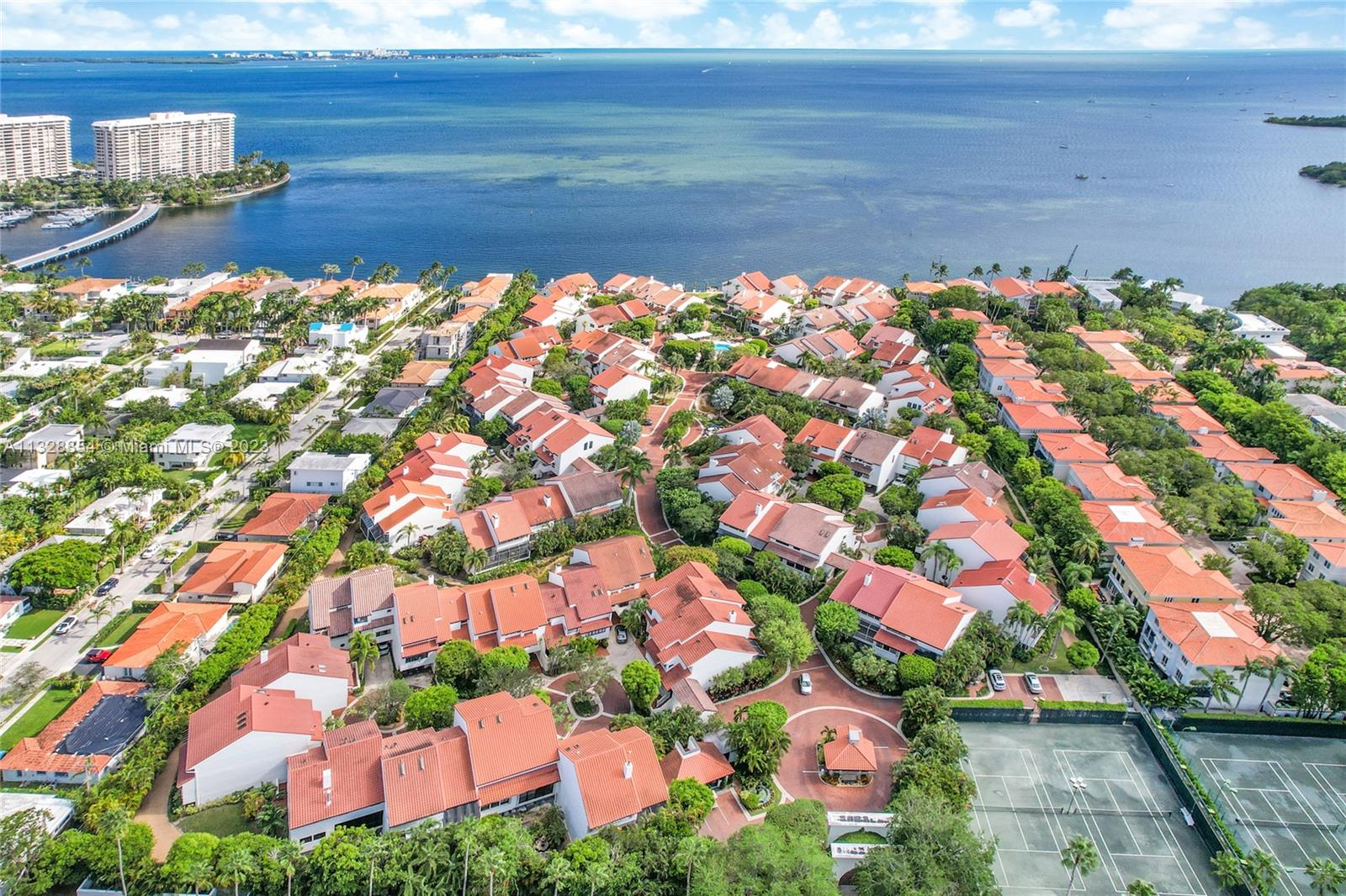 L'Hermitage is an 11.5-acre waterfront community directly on Biscayne Bay. Close to best schools, downtown, parks, beaches, right in the heart of the Grove.
