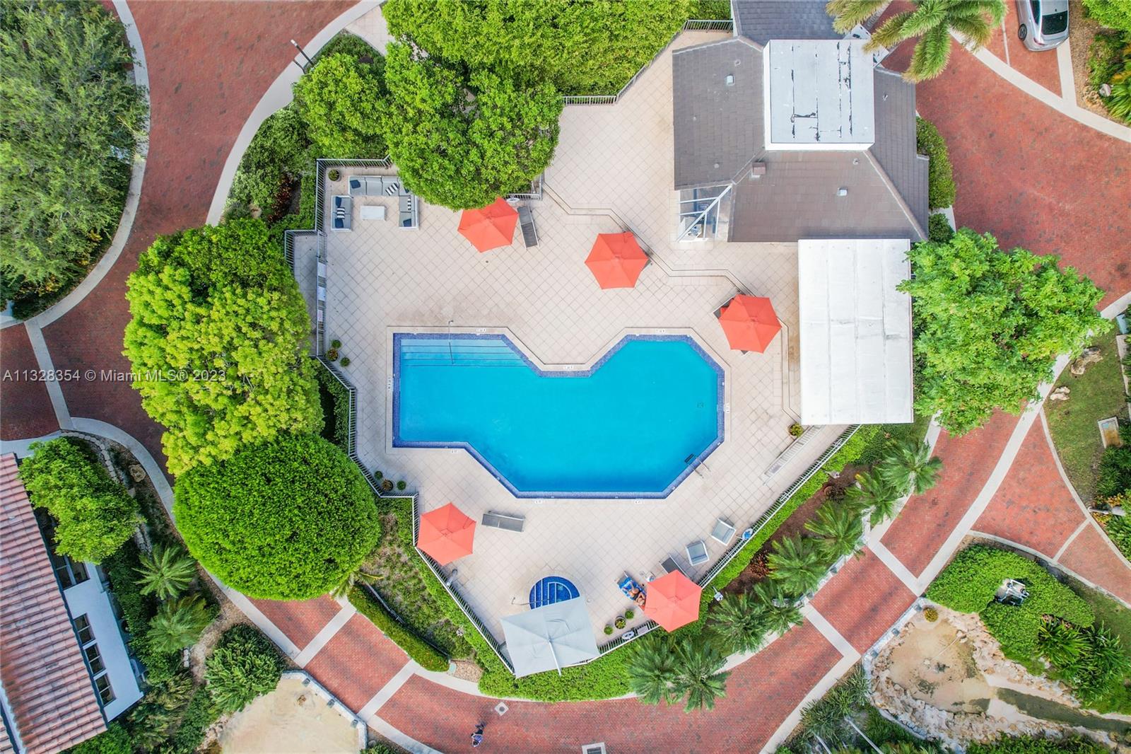 Great salt-water community pool and hot tub, sauna, lounge chairs and umbrellas, covered area with tables for dining, outdoor kitchen, grill, refrigerator. Friendly neighborhood atmosphere!