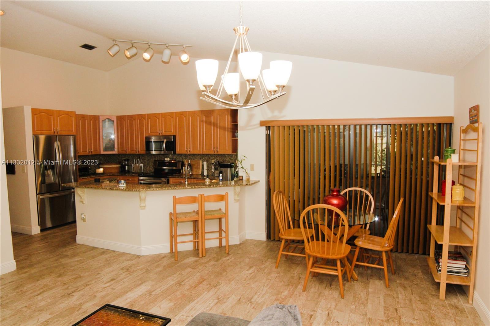 Kitchen- breakfst and family room open area