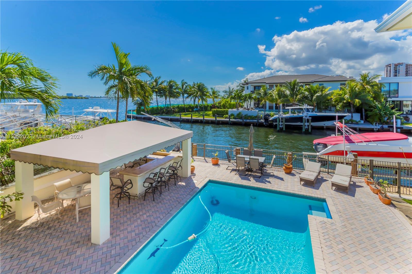 OVER POOL BAYVIEWS WRAPAROUND BALCONY