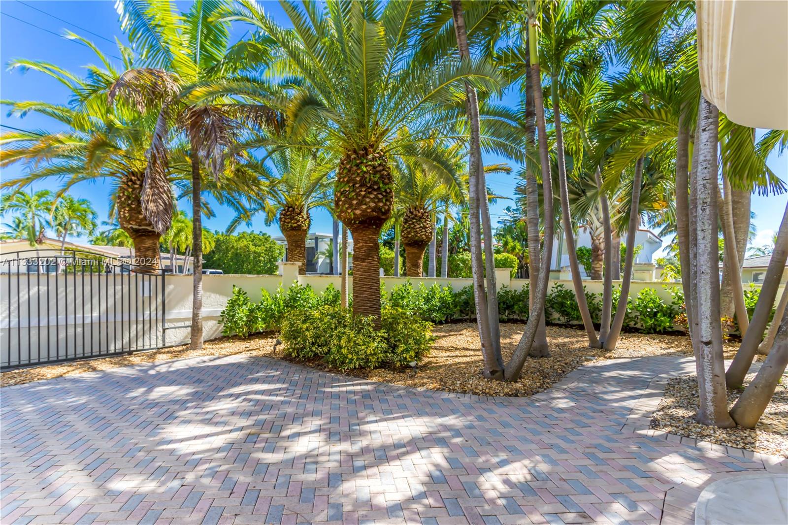 FRONT YARD 
VIEW TO GATE