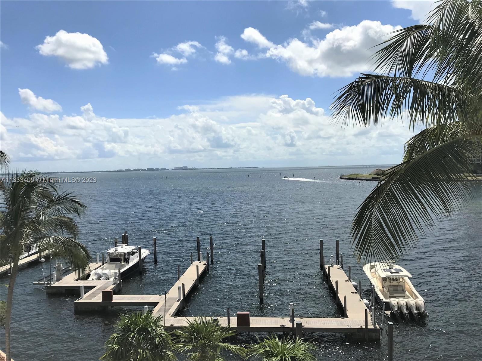 Marina, slip 17x46 included