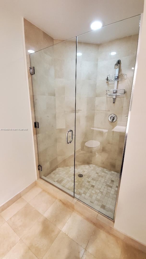 Beautiful 2/2/1  unit with tiles, in the heart of Brickell.Open kitchen ,swimming pool, spa,gym, party room, business room, valet parking.WALKING DISTANCE TO THE RESTAURANTS,SHOPPING OF DOWNTOWN MIAMI.