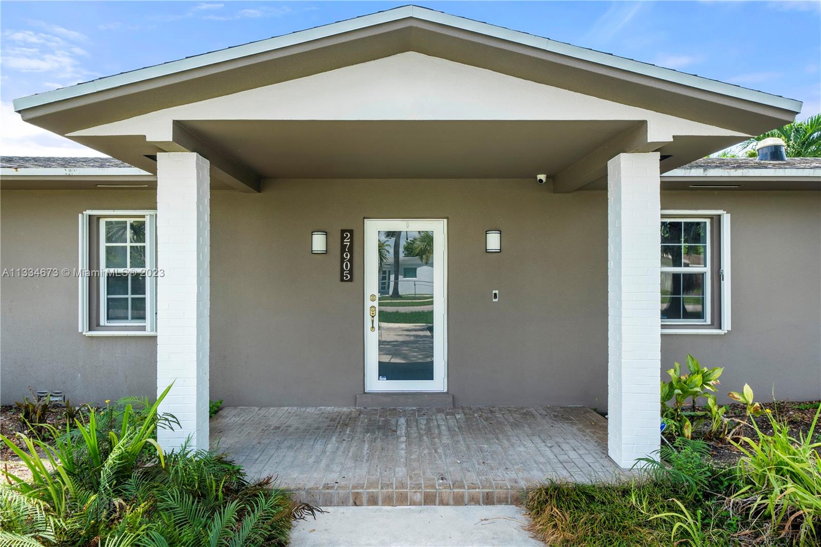 Beautiful pool house with an amazing large patio and pool for entertainment and a lot of space to park a boat. Recently renovated bathrooms, kitchen with new appliances, TV room area, fenced all around for privacy, your Buyer will fall in love!!!!