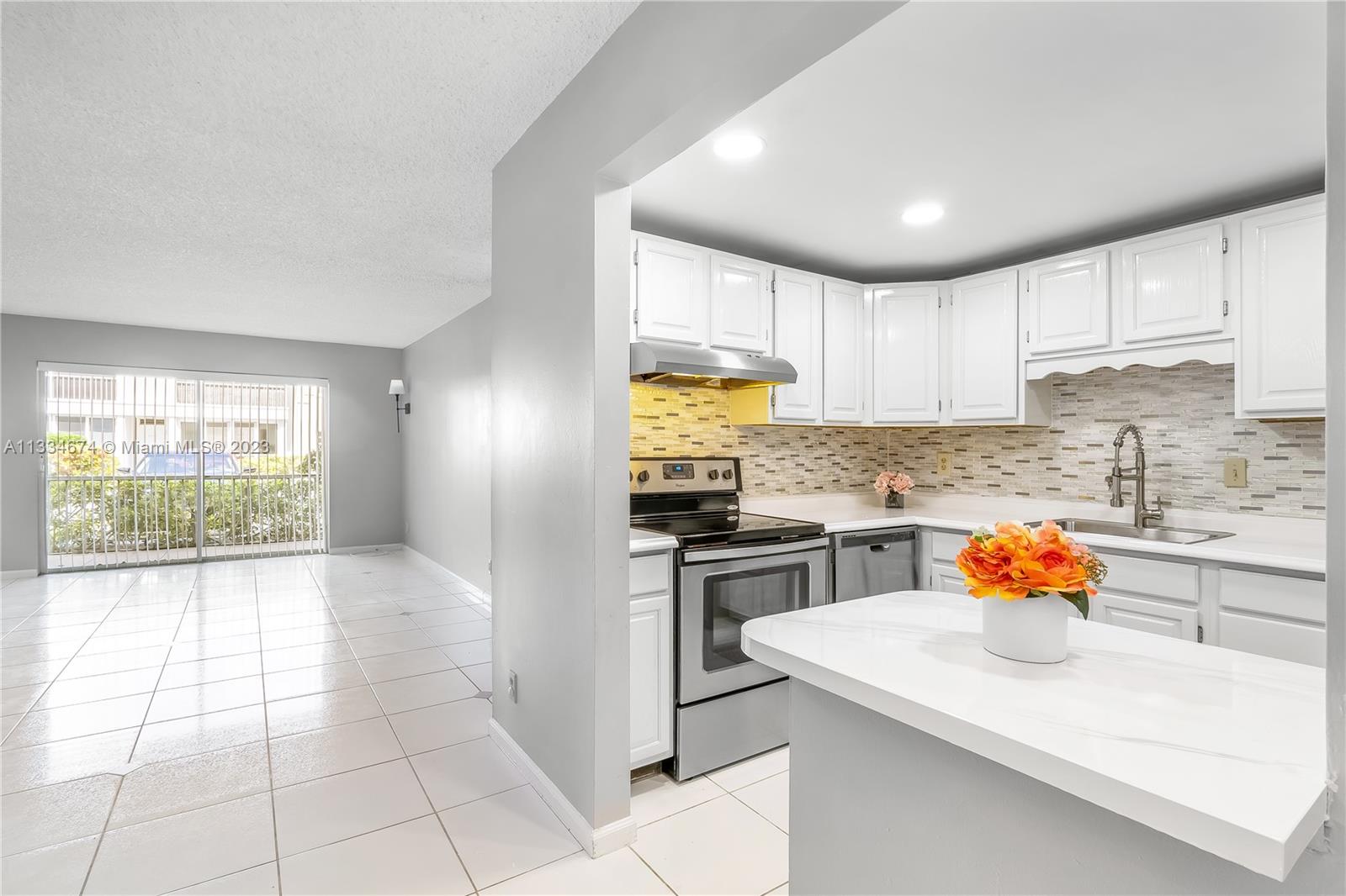 Eat in Kitchen w/ Stool Seating