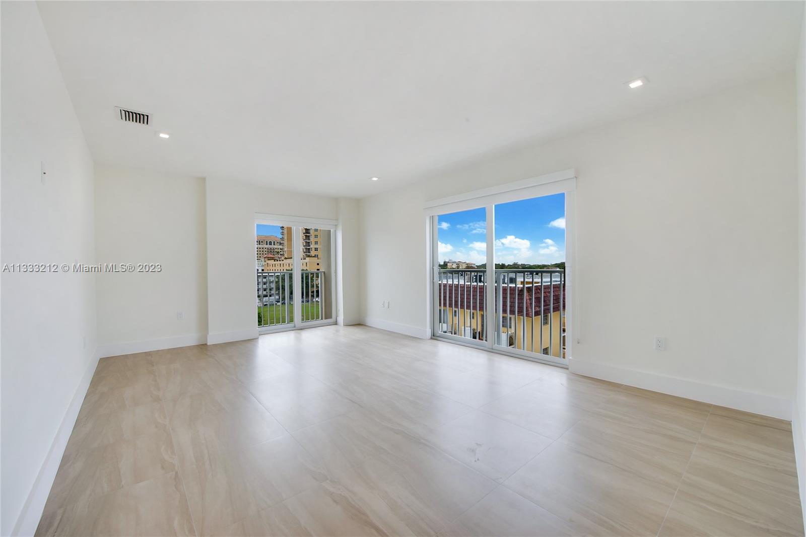 MASTER BEDROOM (HAS LARGE WALK-IN CLOSET)