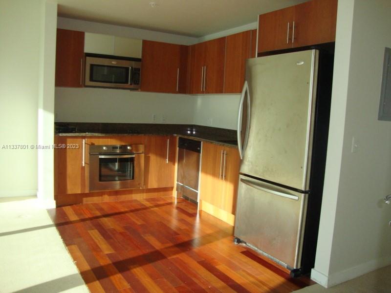 NEW YORK STYLE apt. in Miami.- Great location.  Granite counters and wood cabinets in kitchen. Basic cable & internet, water, trash & one covered parking space included in rent. Carpet thruout and wood floors in kitchen.Close to Whole Foods supermarket, movie theater, Bayfront Park, People Mover (free). Washer /Dryer inside apt. Building has gym facing Bay. Swimming pool jacuzzi, social area with pool table, 24 hrs front desk service,management on premise.  15 minutes to Miami Beach, Miami
International Airport, 20 minutes to University of Miami. LIVE, WORK AND ENJOY LIFE IN DOWNTOWN MIAMI.- 








b
