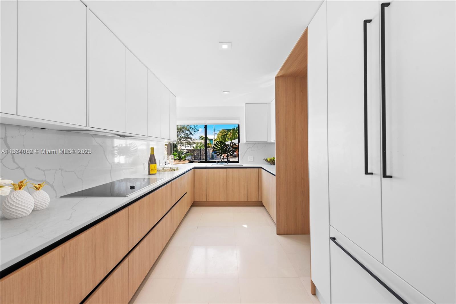 White & light eat-in kitchen with top-of-the-line Meile​​‌​​​​‌​​‌‌​‌‌​​​‌‌​‌​‌​‌​​​‌​​ appliances!