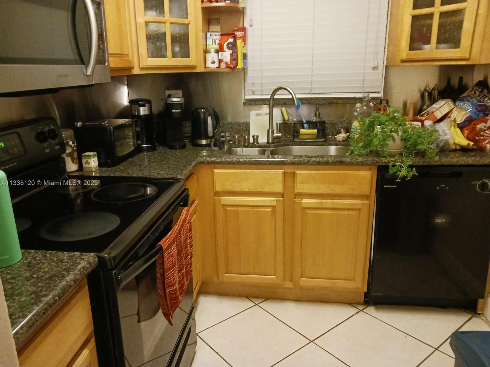 AMAZING LOCATION!!! 2 BEDROOM 1 BATHROOM 1ST FLOOR UNIT. LOCATED BEHIND DADELAND MALL,  WALK TO METRORAIL, CLOSE TO PALMETTO EXPRESSWAY, US-1, UM, SHOPPING & DINING! 
CASH BUYERS ONLY AS BUILDING HAS NOT COMPLETED THE 40 YEAR CERTIFICATION. BUYER TO VERIFY ALL INFORMATION DIRECTLY WITH THE ASSOCIATION!