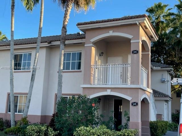 NICELY REFRESHED 3 BR/2 BA CONDO READY TO MOVE IN! LAMINATE FLOORING IN LIVING AREAS, ALL NEW APPLIANCES. CEILING FANS IN ALL BEDROOMS, NEW LIGHT FIXTURES AND OPEN FRONT PATIO TO ENJOY YOUR MORNING COFFEE.