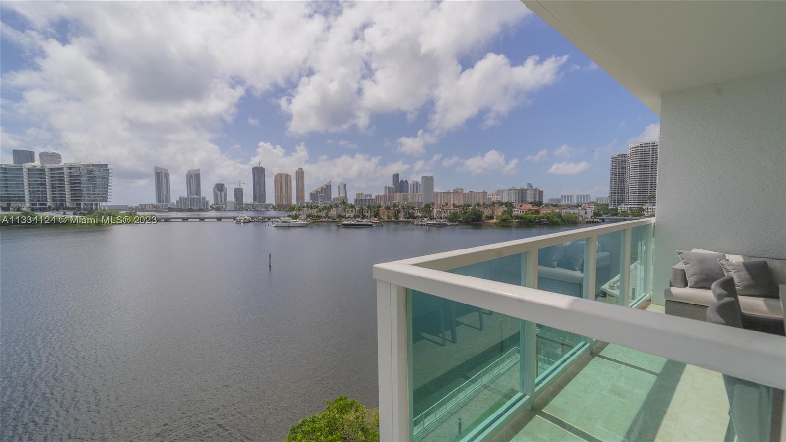Amazing apartment in 07 line, the best 3-bedroom line in the building. 
3 bedroom, 3.5 bath + den. In addition, extra maid quarters and bathroom. 
Newly remodeled, new kitchen.
Great views, feels like you are on the water. You should come see it; like few others in the building.