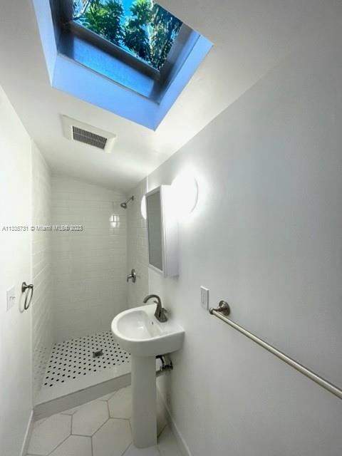 Beautiful bathroom with sky light