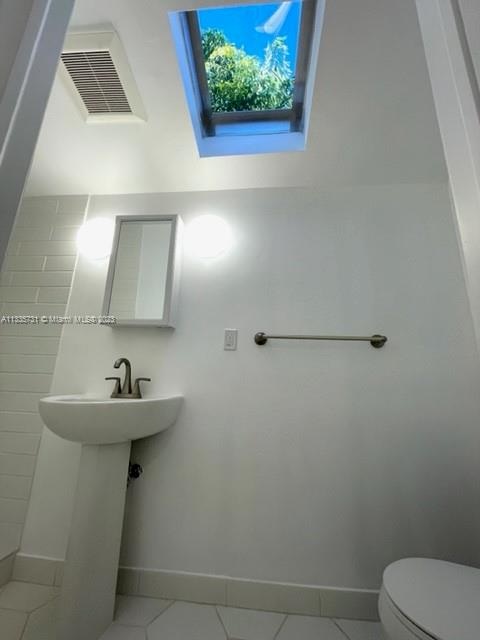 Beautiful bathroom with sky light