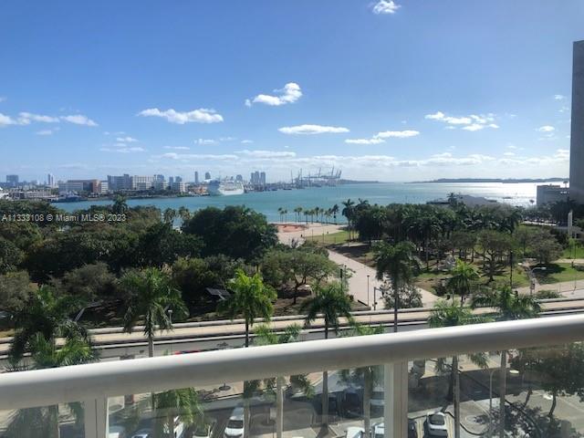 Beautiful fully furnished turnkey studio in one of the most iconic building in Downtown Miami. Great views of Biscayne Bay, Bay Front Park, Biscayne Blvd and Flagler Street. Assigned parking space on the same floor. Building allows Leases from 30 days to 1 year. In the heart of downtown, close to MetroMover, Bayside, financial district and AA Arena, restaurants and entertainment.
