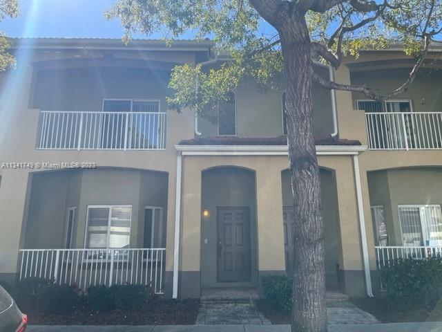 SPACIOUS 2 BR/2.5 BA TOWN HOME W/ GARAGE. LARGE MASTER SUITE W/ ROMAN TUB AND SEPARATE SHOWER, BALCONY OFF THE 2ND BEDROOM & PAVED COURTYARD. CARPET IN LIVING AREA & BEDROOMS. RENT INCLUDES ATT UVERSE CABLE & INTERNET, ALARM, SECURITY AND COMMUNITY POOL