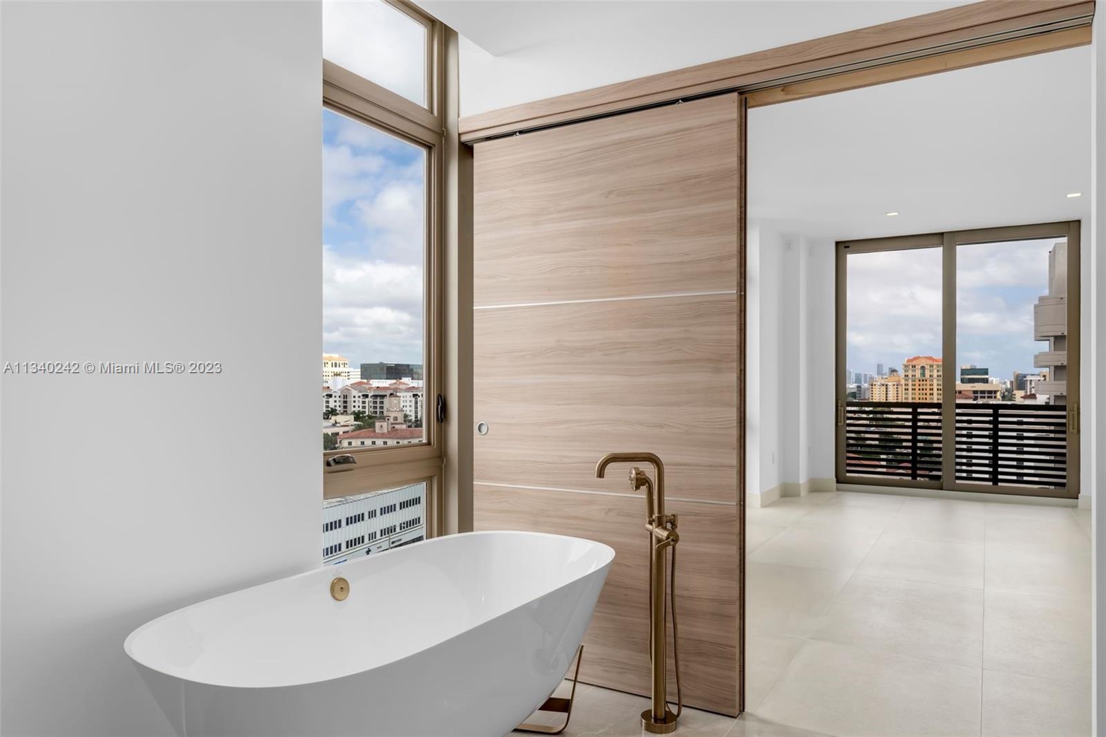 MASTER TUB