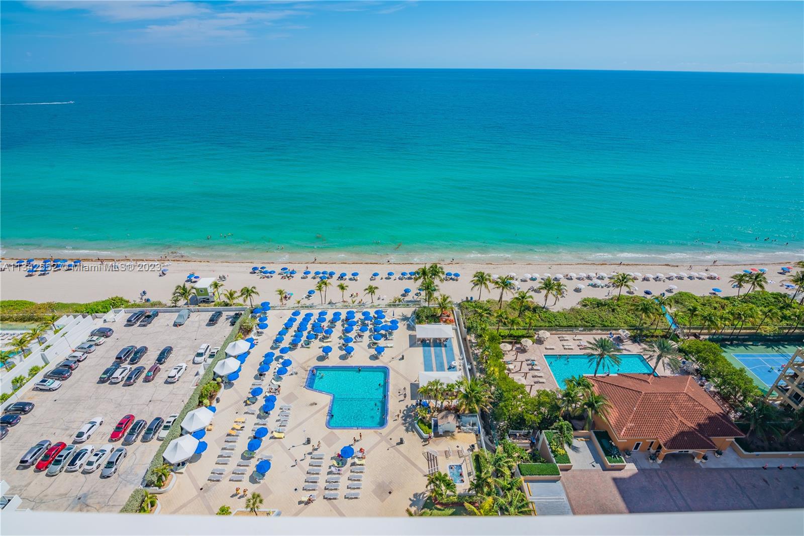 FULL SUNNY RESORT STYLE POOL