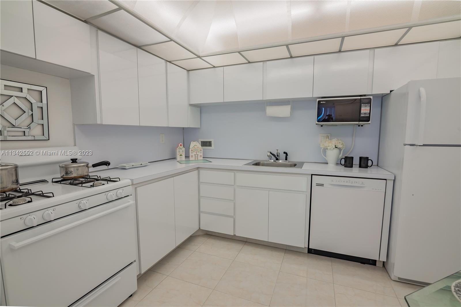 * IMMACULATE NEVER USED * SPACIOUS EAT IN KITCHEN