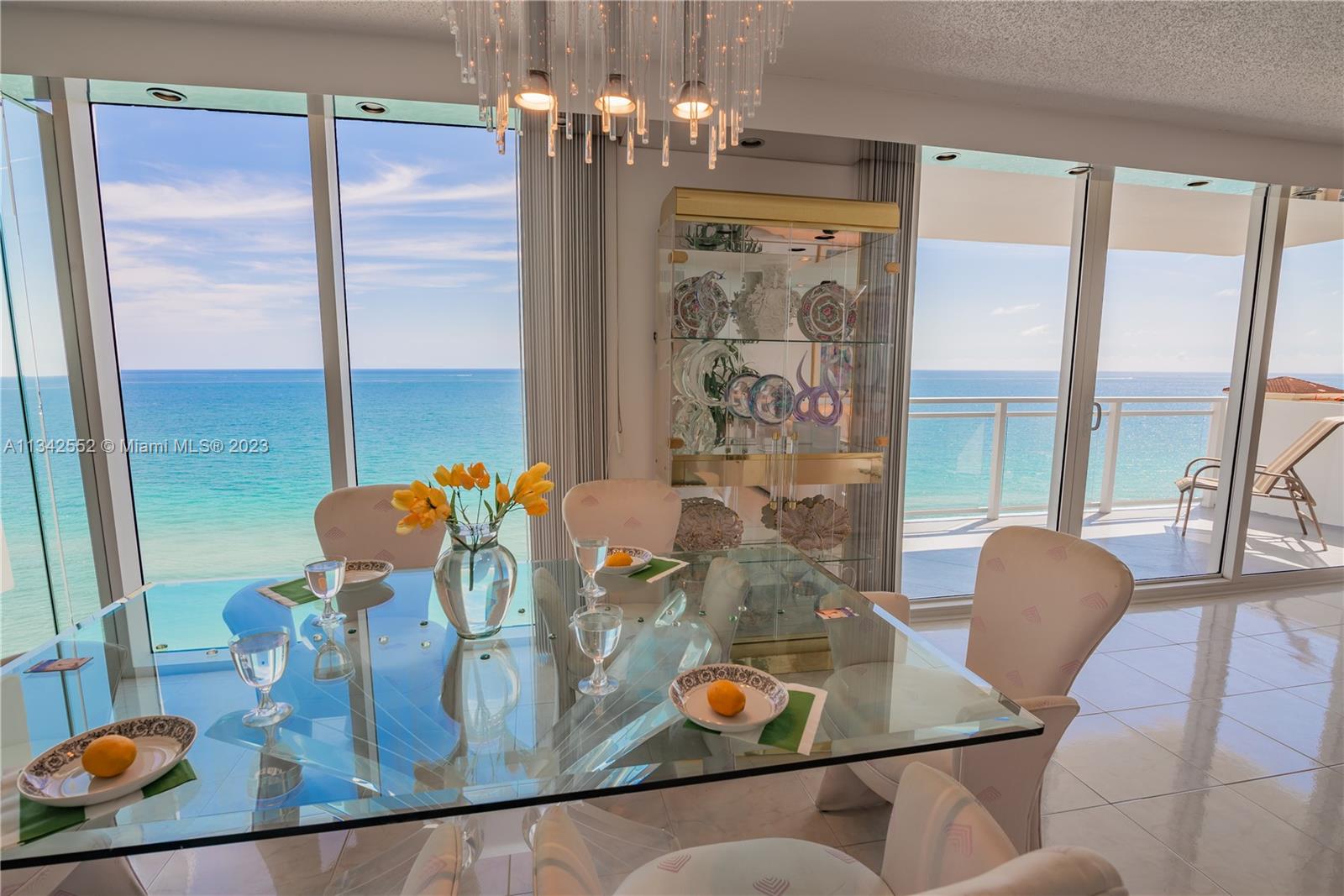 DINING ROOM WITH DIRECT OCEAN VIEW LOCATION