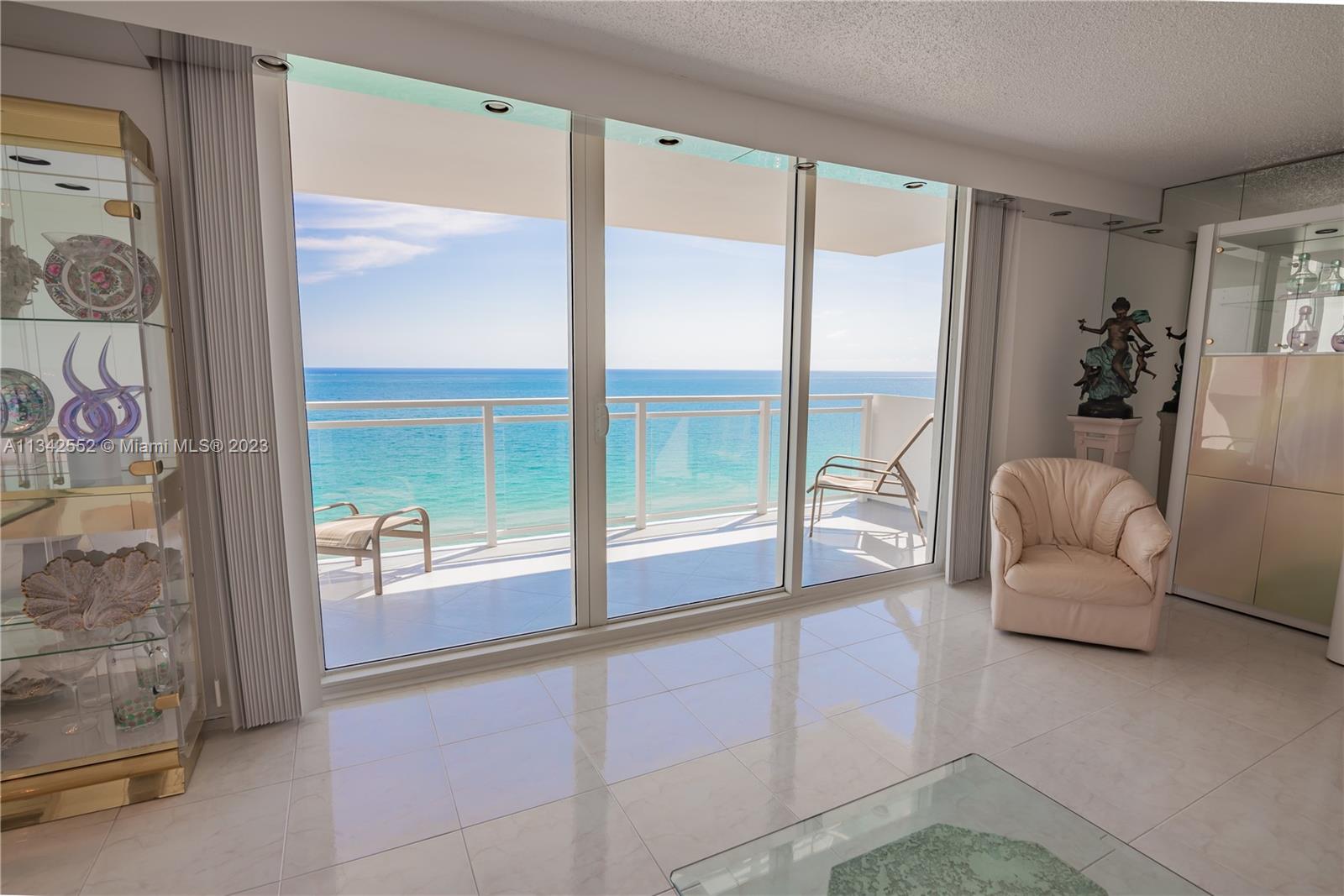 DIRECT OCEAN LIVING ROOM TERRACE VIEWS