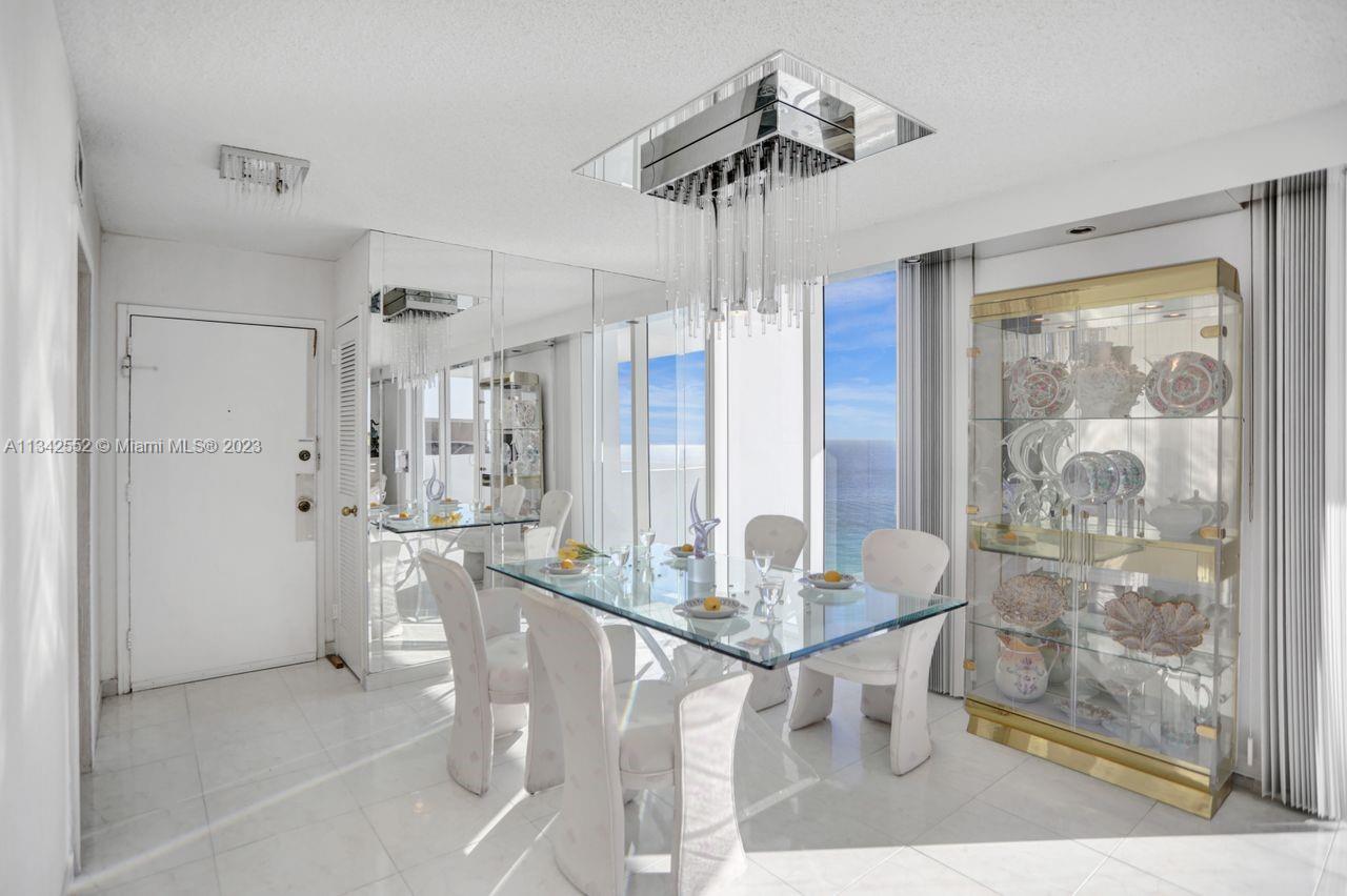 SPACIOUS DINING ROOM WITH FLOOR-TO-CEILING OCEAN DIRECT GLASS VIEWS