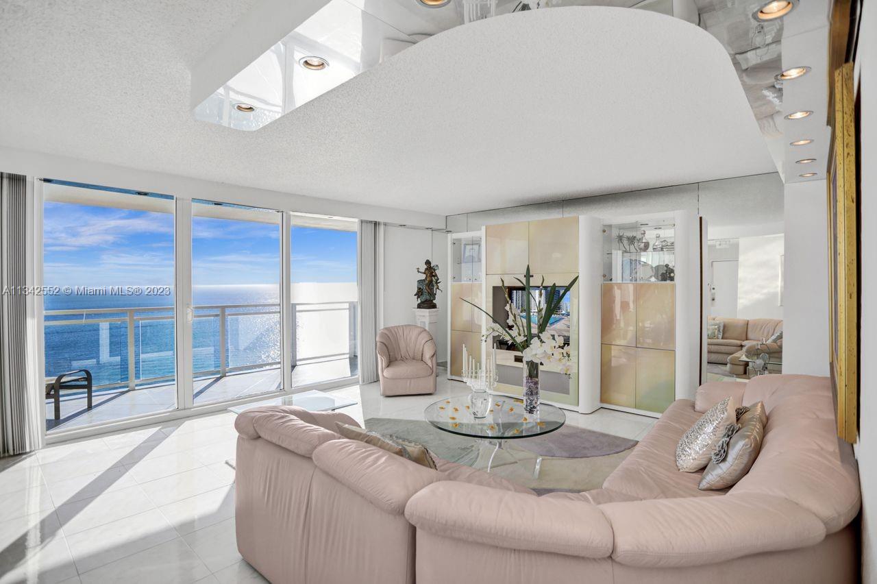 SPACIOUS LIVING ROOM WITH WIDE BODIED RPIVATE DIRECT OCEAN VIEWS