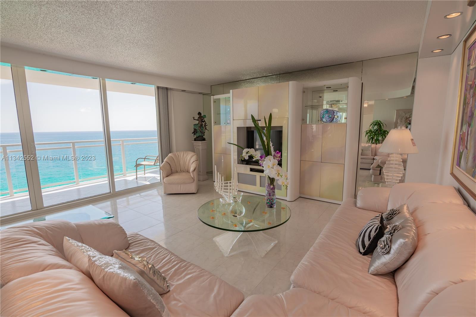 LIVING ROOM DIRECT OCEAN VIEWS