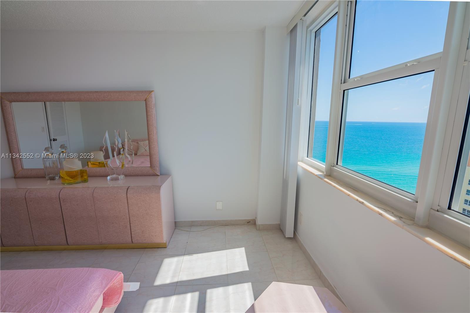 MASTER BEDROOM BEDSIDE SUNRISE OCEAN VIEWS