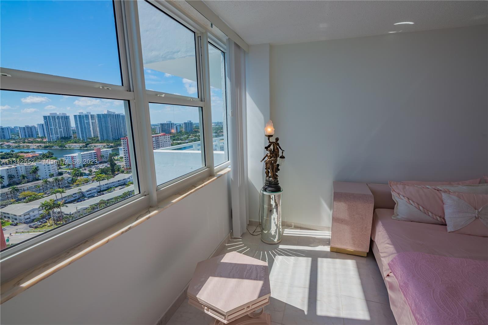 BRIGHT FULL DAY MASTER BEDROOM  SUNSHINE VIEWS LOOKING WEST