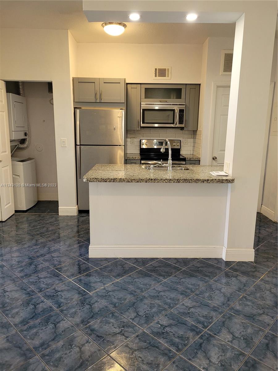 18346 NW 68th Ave F, Hialeah, FL 33015