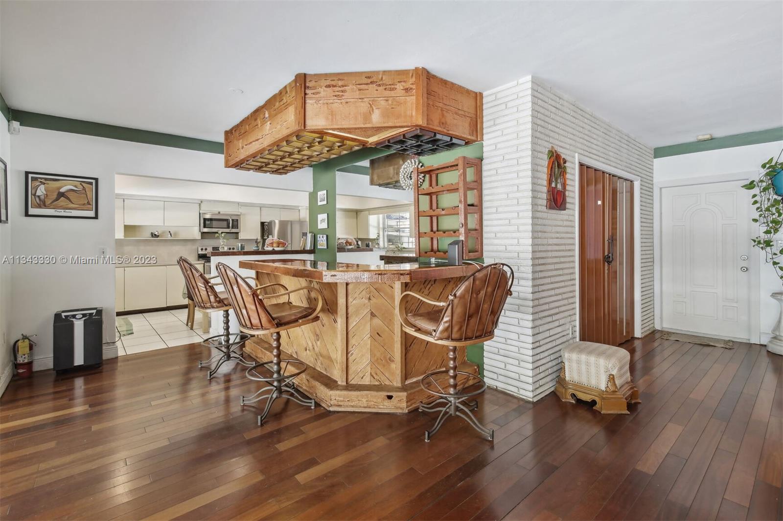 Listing Photo 11