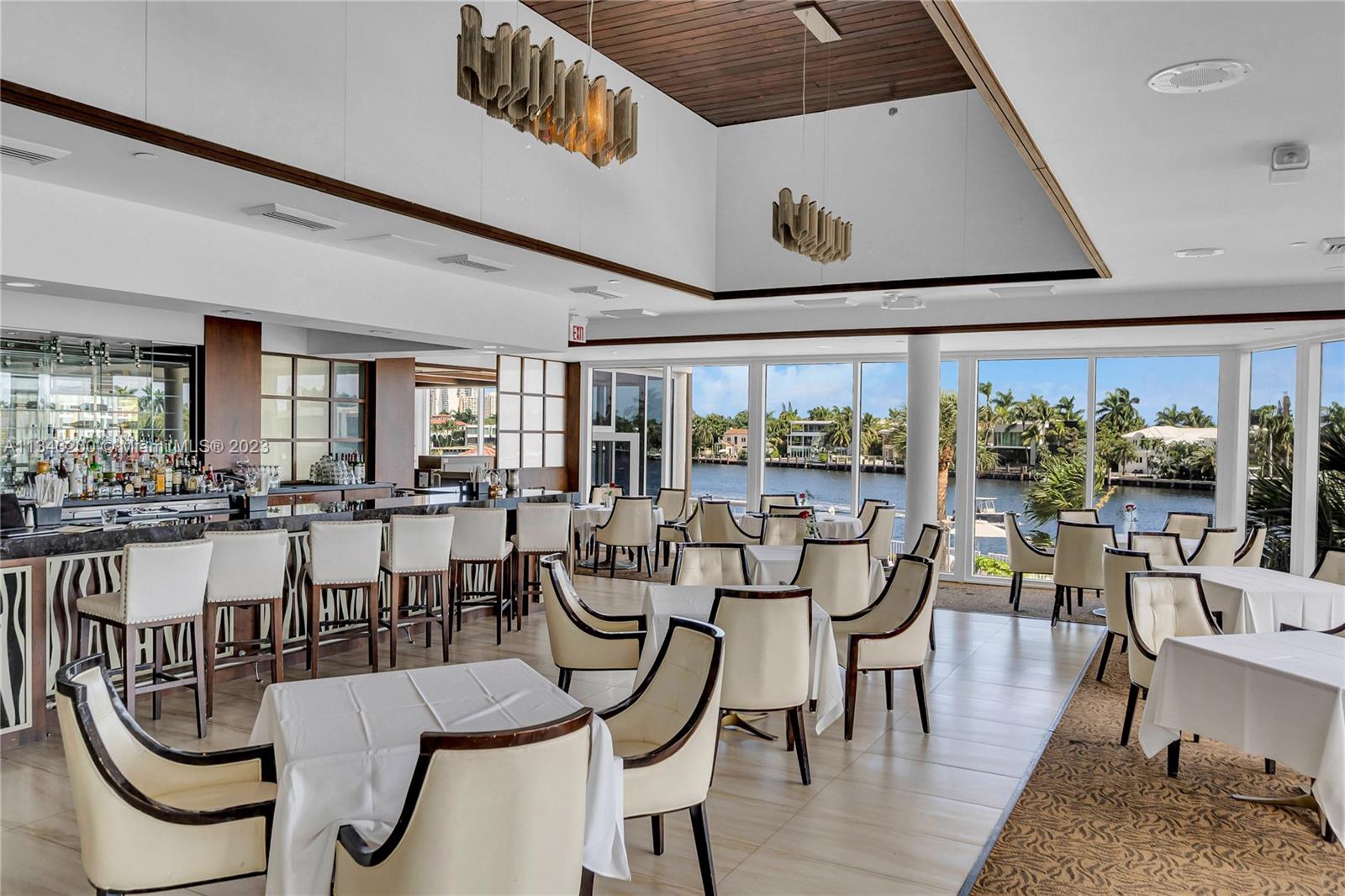 Exclusive private restaurant for residents and their guests serves lunch and dinner and where you can use your monthly voucher (included in your maintenance). It is complete with an excellent wine selection. Entertainment some evenings.
