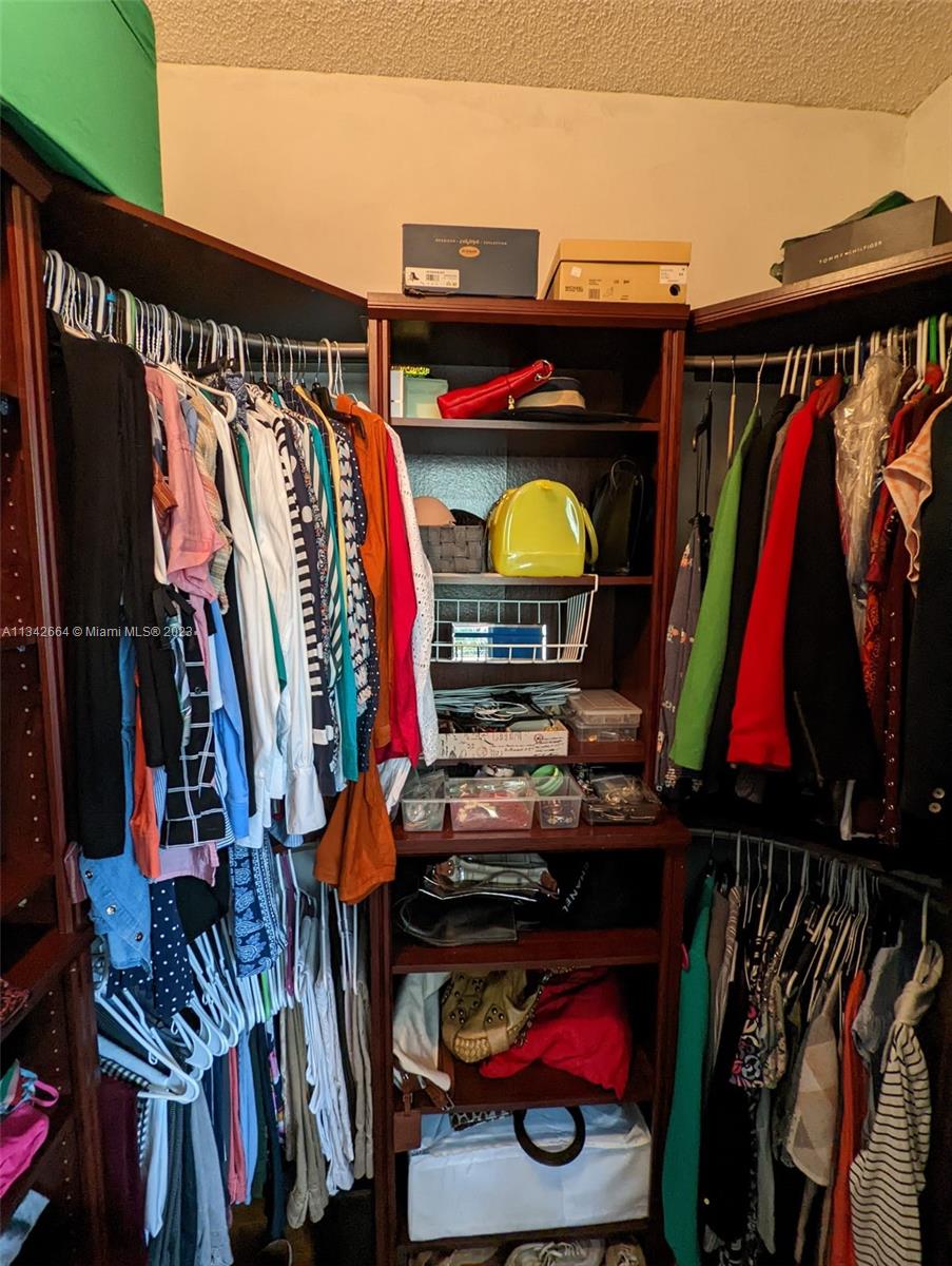 MASTER WALKING CLOSET