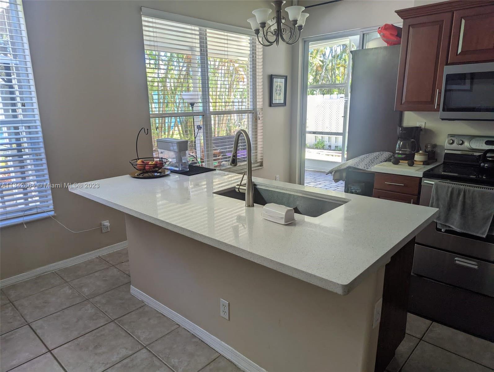 KITCHEN QUARTZ TOP