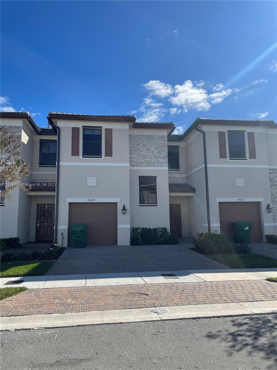 Lovely townhome, with an oversized patio, a nice fenced community, Clubhouse, pool, cabanas, a fitness center, and more! Live the vacation lifestyle. Has an ideal location near Ronald Reagan Turnpike.