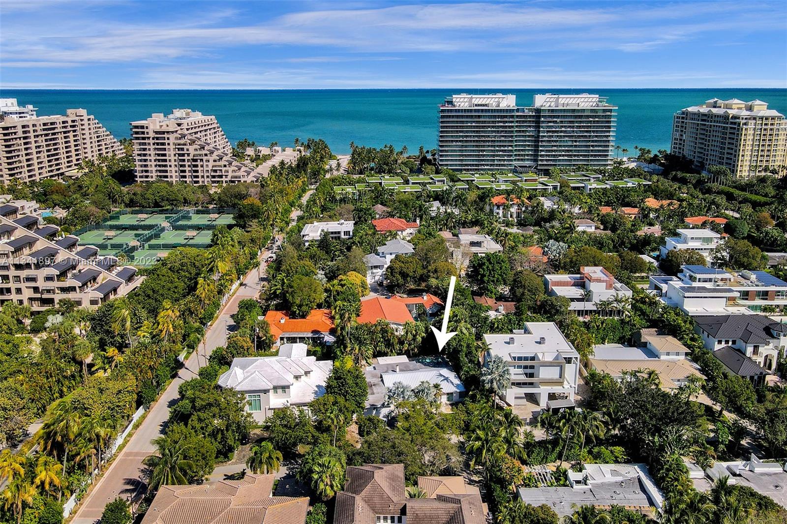 Amazing single home on an oversized 12,288 SF lot just 3 blocks from the beach and 2 blocks from the Village Green Park in Key Biscayne. This one-story home is located in the Holiday Colony, the closest neighborhood for single homes with access to the beach. Imperdible opportunity!.