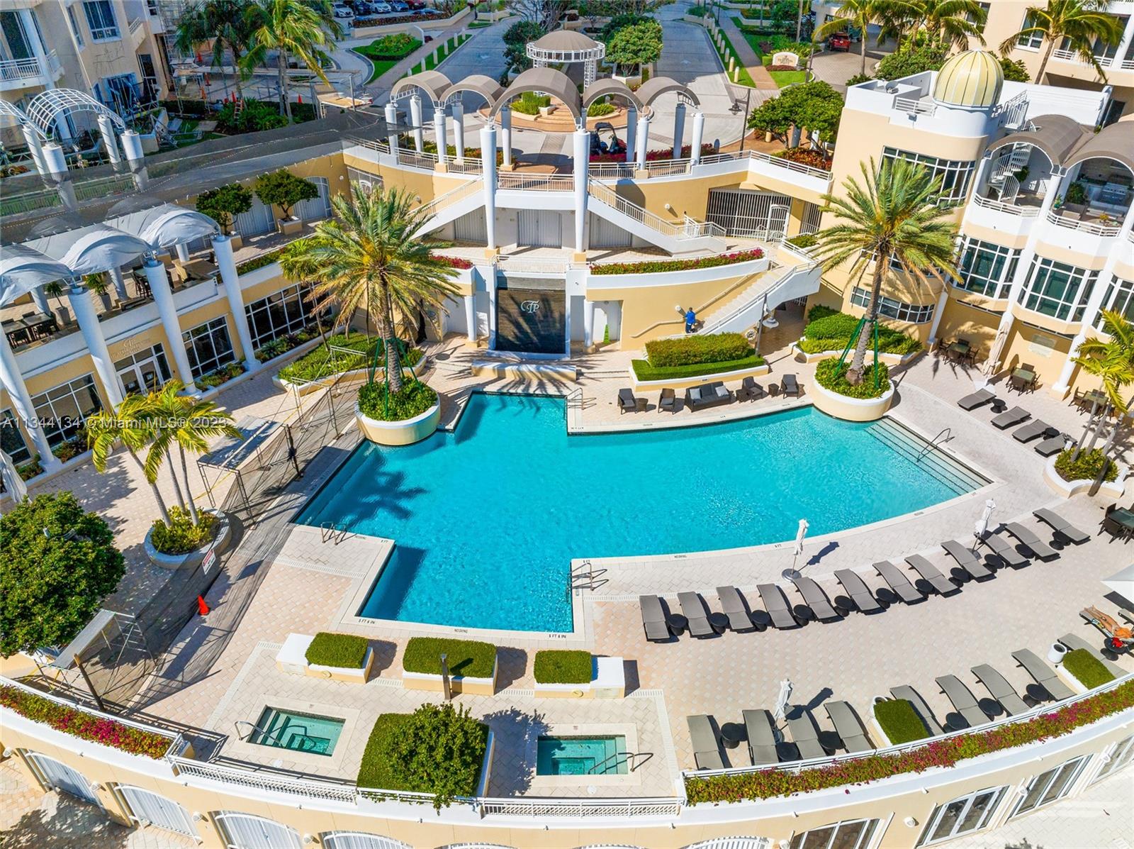 Swimming pool and Jacuzzi