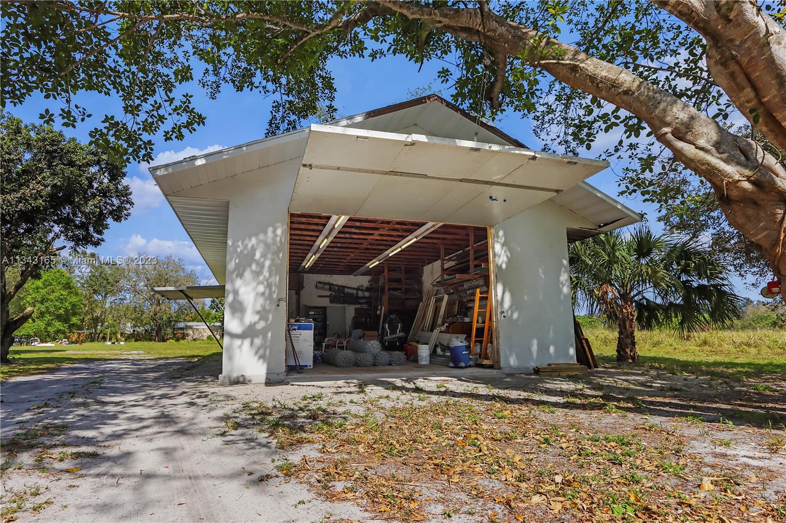 1,000 sq/ft -detached building