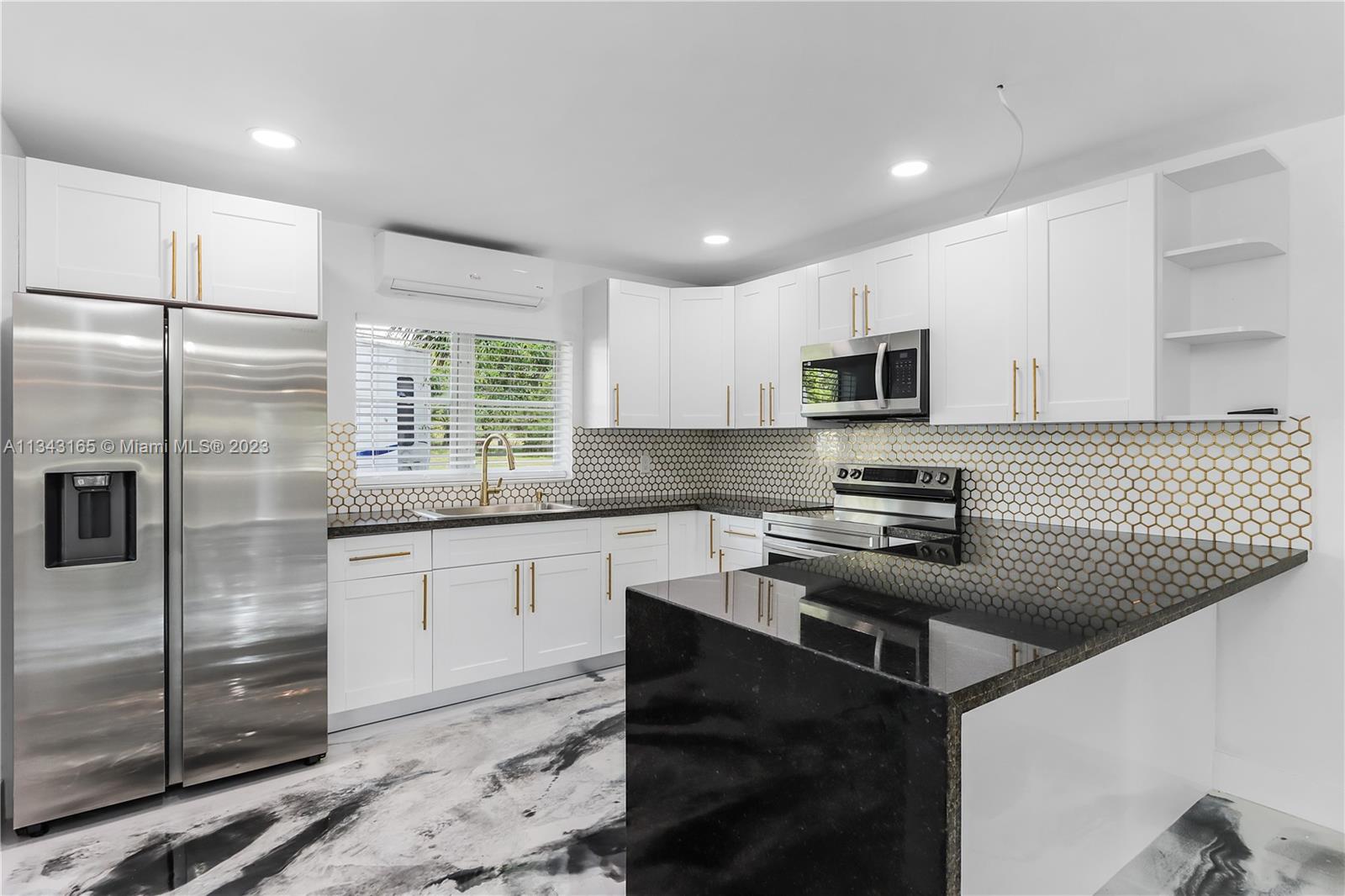 Kitchen with breakfast area/counter